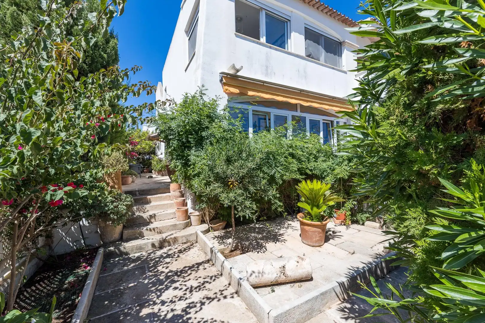 Garten von Einfamilien-Reihenhaus zum Verkauf in Ses Salines mit Klimaanlage, Heizung und Terrasse