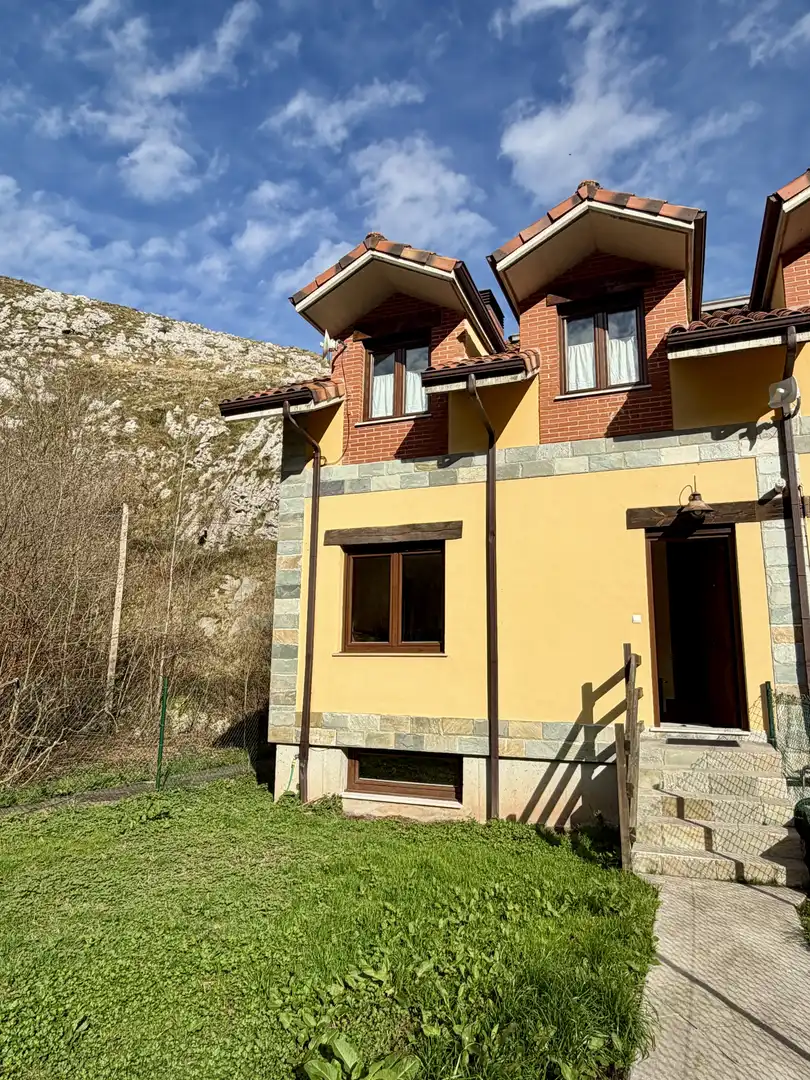 Außenansicht von Einfamilien-Reihenhaus zur Miete in San Roque de Riomiera mit Heizung und Privatgarten