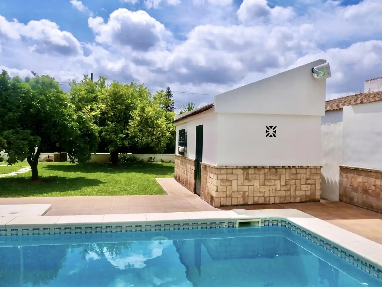 Piscina de Casa o xalet en venda en Espartinas amb Aire condicionat, Jardí privat i Terrassa