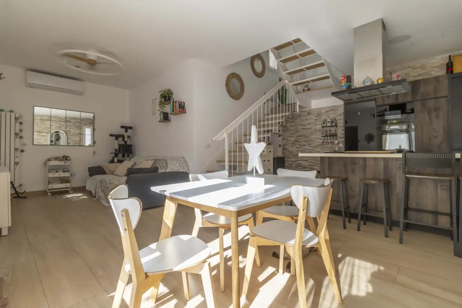 Sala de estar de Casa adosada en venta en Sevilla con Aire acondicionado, Trastero y Piscina