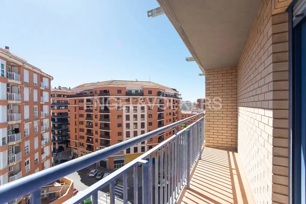 Vista exterior de Àtic en venda en Castellón de la Plana / Castelló de la Plana amb Calefacció, Parquet i Terrassa