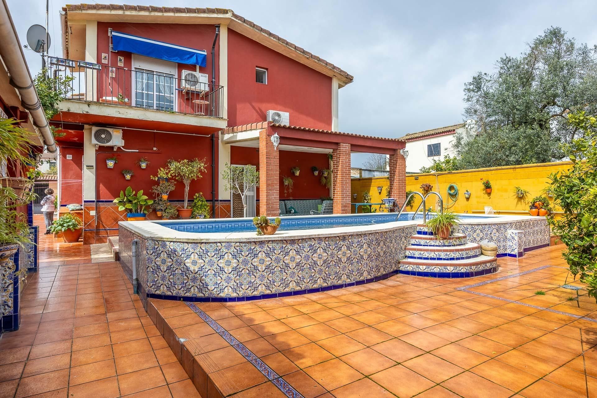 Piscina de Casa o xalet en venda en Tomares amb Aire condicionat, Terrassa i Traster