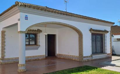 Vista exterior de Casa o xalet en venda en Chiclana de la Frontera amb Jardí privat, Piscina i Piscina comunitària