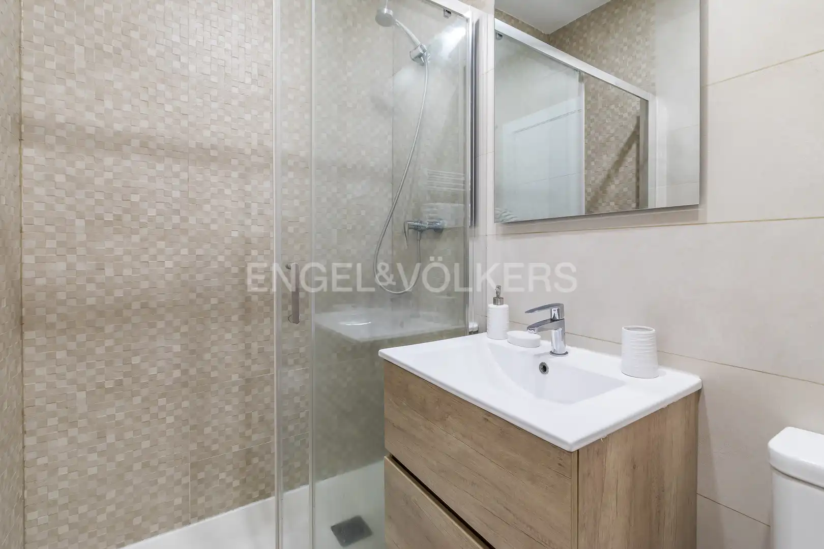 Bany de Apartament de lloguer en Madrid amb Aire condicionat, Calefacció i Moblat