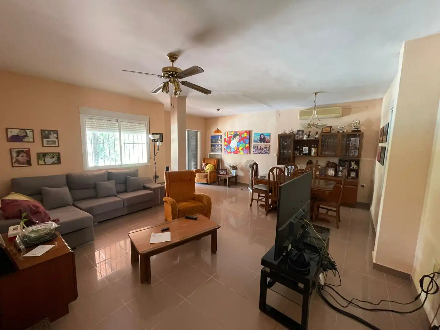 Sala de estar de Casa o chalet en venta en Palomares del Río con Jardín privado, Piscina y Amueblado