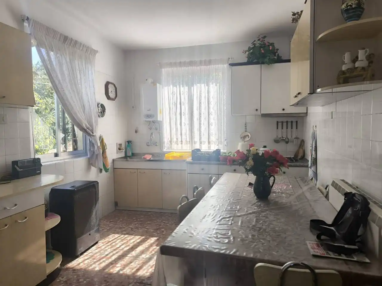 Cuina de Casa o xalet en venda en León Capital  amb Calefacció, Jardí privat i Parquet