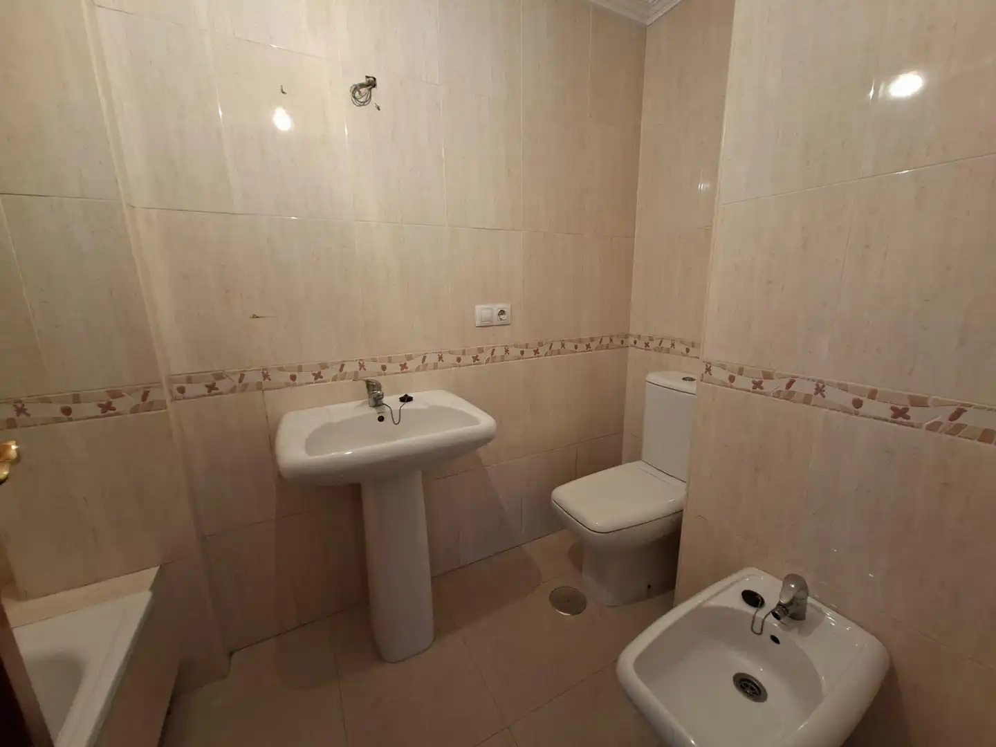 Badezimmer von Wohnungen zum Verkauf in Vilagarcía de Arousa mit Parkett
