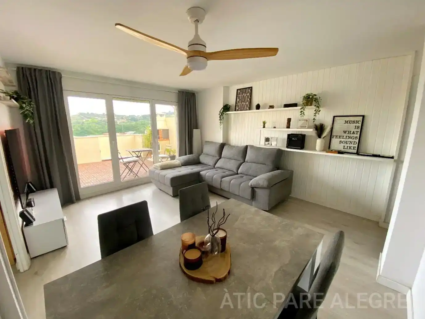 Sala d'estar de Àtic en venda en Terrassa amb Aire condicionat