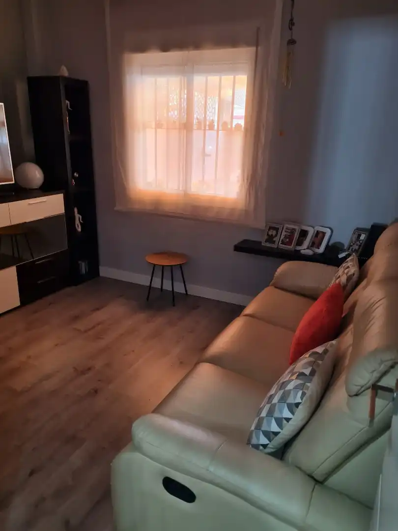 Sala d'estar de Casa adosada en venda en Espartinas amb Aire condicionat, Jardí privat i Piscina