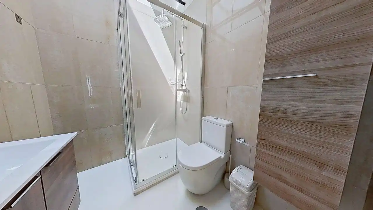 Badezimmer von Wohnung zur Miete in Madrid mit Klimaanlage, Heizung und Ofen