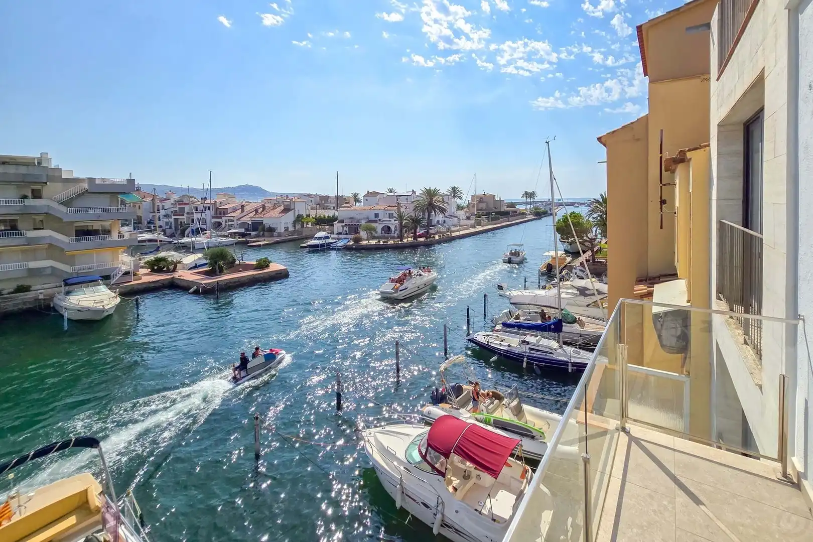Einfamilien-Reihenhaus zum Verkauf in Empuriabrava mit Klimaanlage, Heizung und Terrasse
