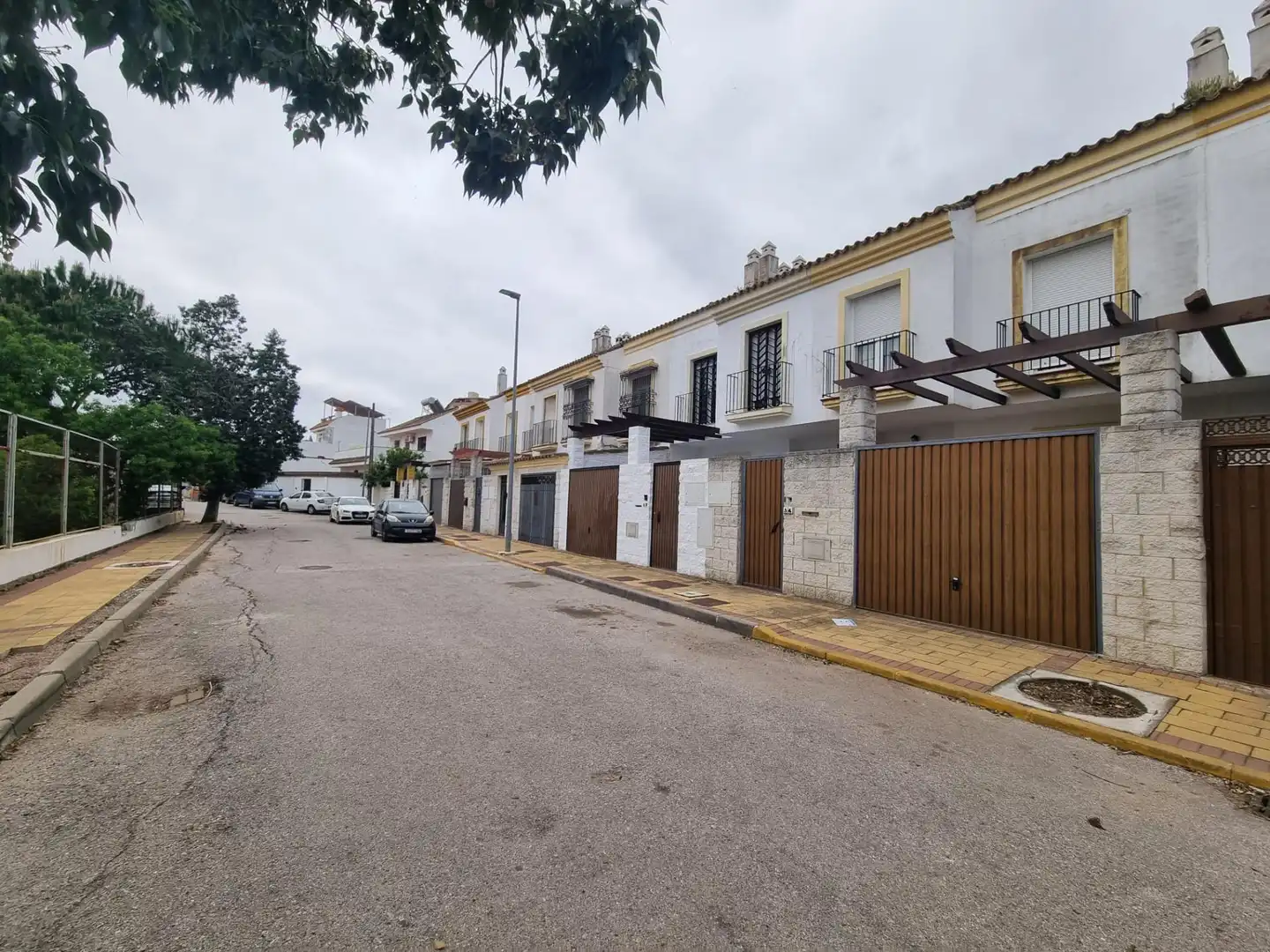Vista exterior de Casa adosada en venda en Algeciras amb Jardí privat, Traster i Piscina comunitària