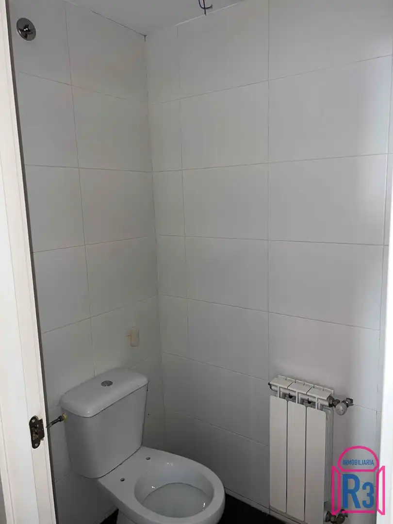 Badezimmer von Büro zum Verkauf in León Capital  mit Heizung