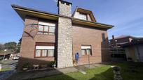 Vista exterior de Casa o xalet en venda en Medio Cudeyo amb Calefacció, Parquet i Terrassa