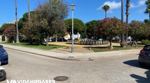 Bienvenidos al sueño de la vida que estabas esperando en Rota! Este unifamiliar excepcionalmente ubicado en un entorno privilegiad