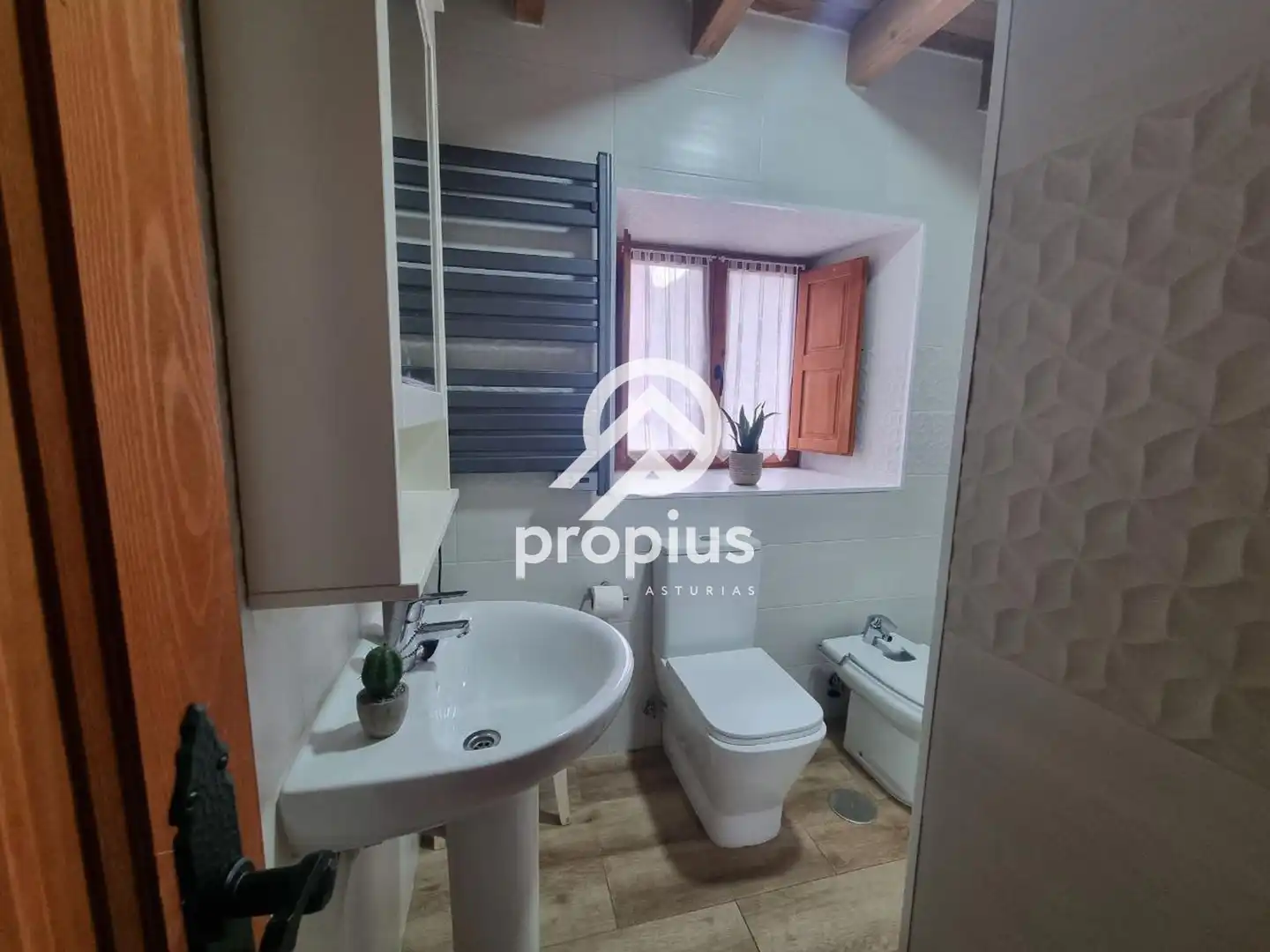 Badezimmer von Einfamilien-Reihenhaus zum Verkauf in Cangas de Onís mit Heizung und Terrasse