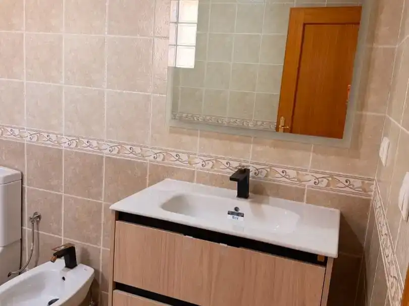 Bany de Dúplex de lloguer en El Pinós / Pinoso amb Jardí privat, Parquet i Moblat