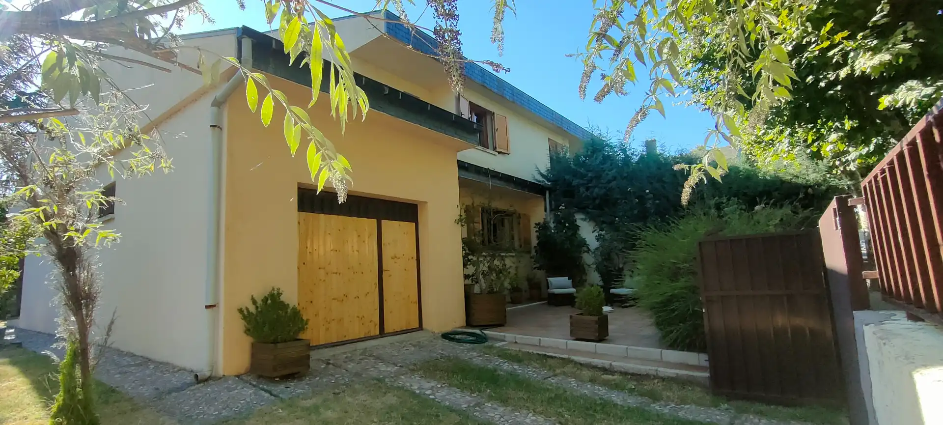 Vista exterior de Casa adosada en venda en El Escorial amb Calefacció, Jardí privat i Parquet