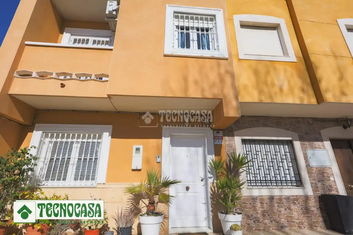 Außenansicht von Einfamilien-Reihenhaus zum Verkauf in Adra mit Terrasse, Möbliert und Alarm