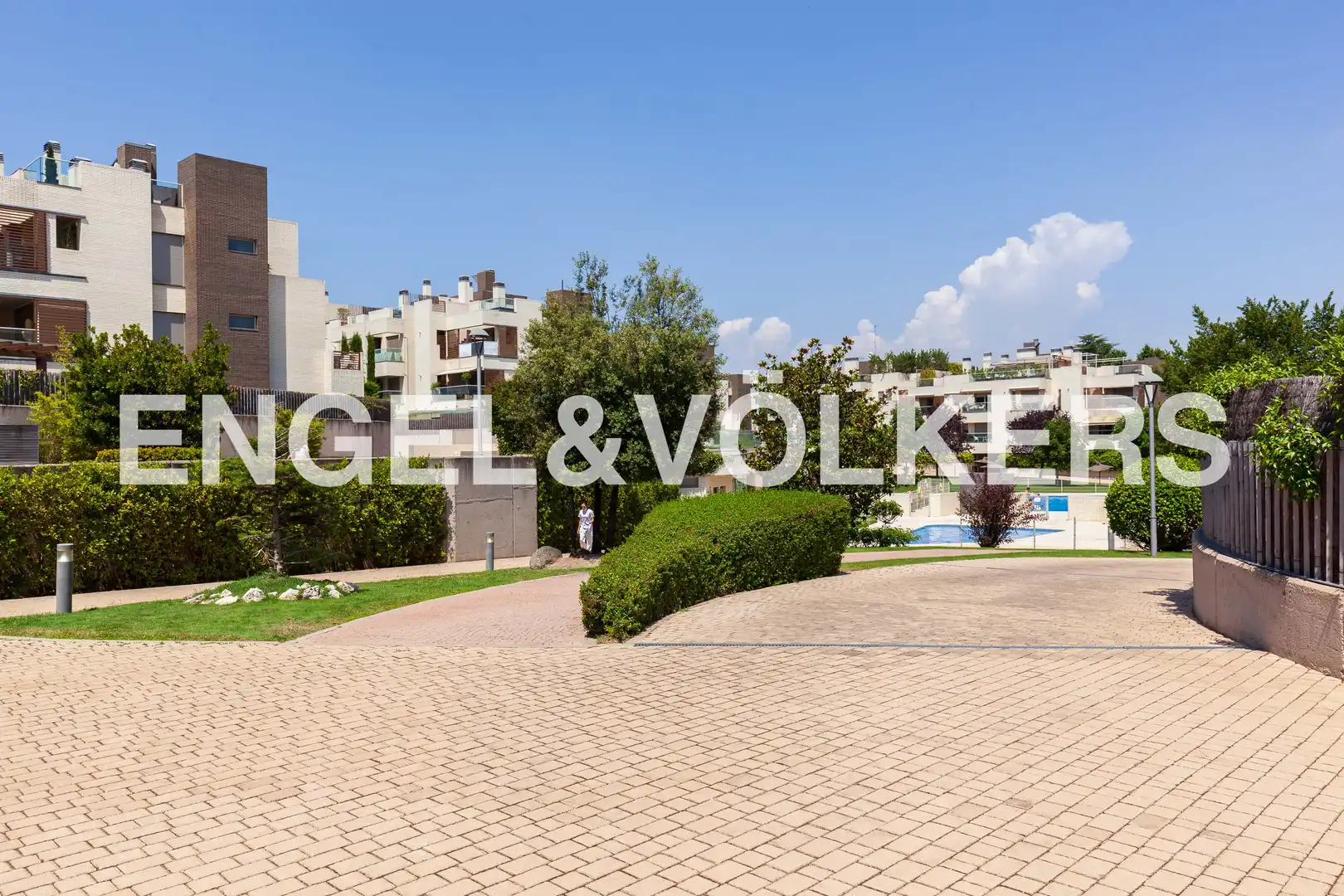 Vista exterior de Ático de alquiler en Pozuelo de Alarcón con Calefacción, Jardín privado y Terraza