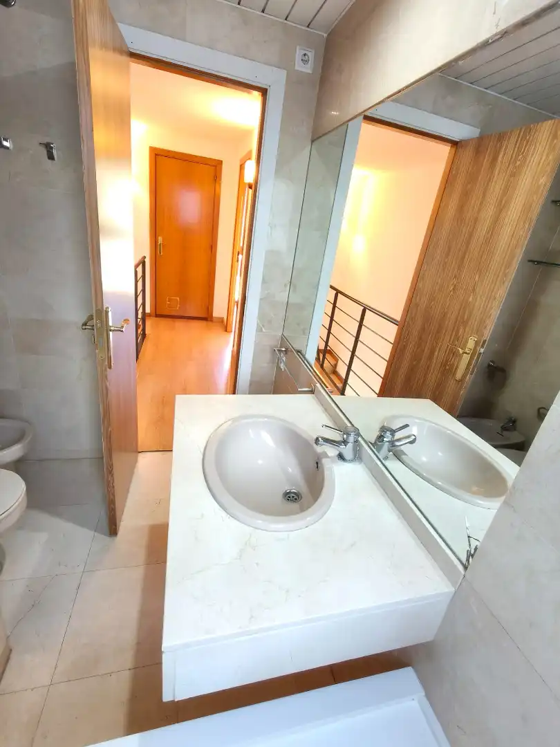 Badezimmer von Maisonette zum Verkauf in Barcelona mit Klimaanlage, Heizung und Parkett