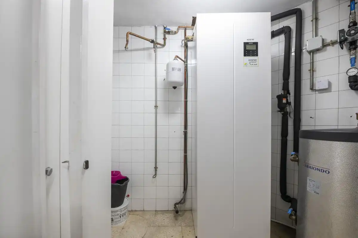 Baño de Casa adosada en venta en Madrid con Aire acondicionado, Calefacción y Jardín privado