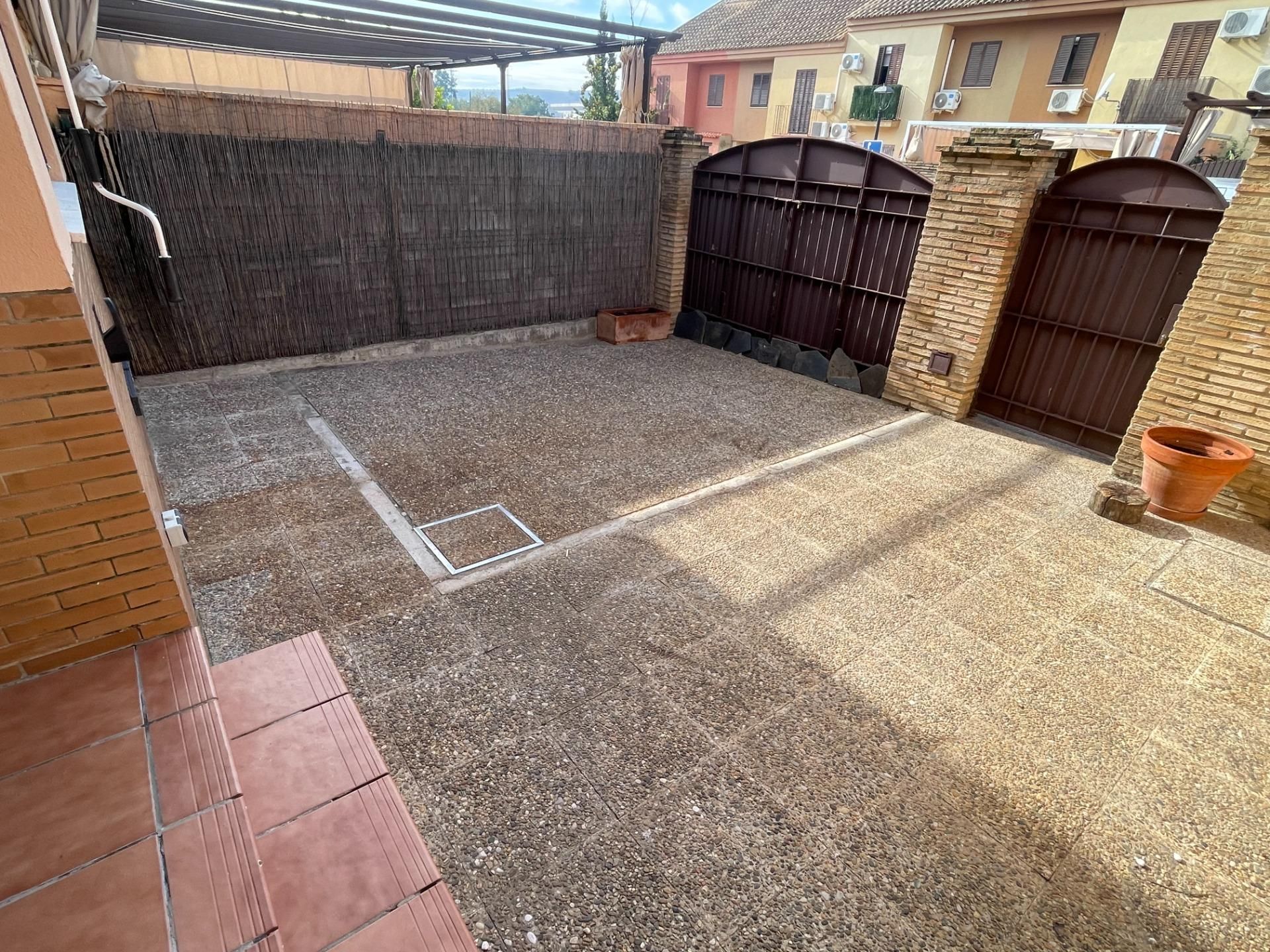 Jardí de Casa adosada en venda en Santiponce amb Aire condicionat, Calefacció i Balcó