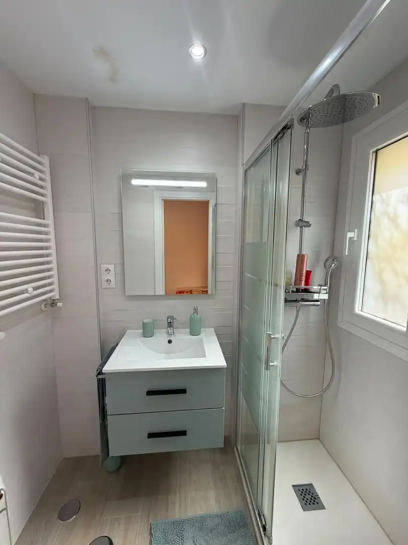 Badezimmer von Wohnung zur Miete in Madrid mit Heizung, Privatgarten und Parkett