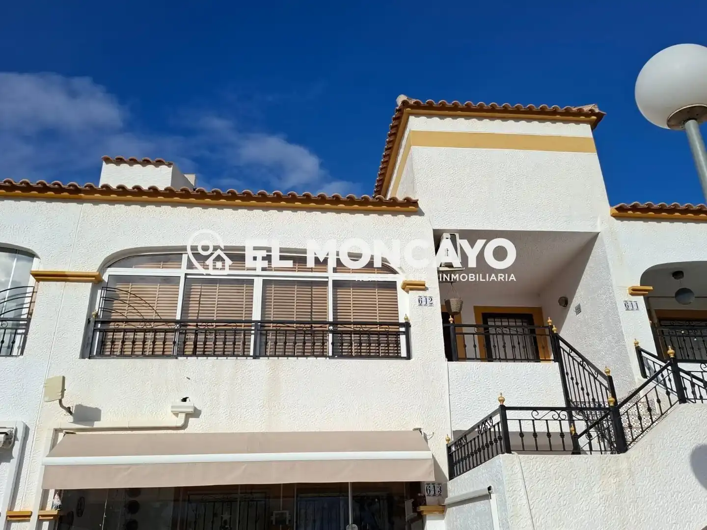 Vista exterior de Casa o xalet en venda en Orihuela amb Aire condicionat, Calefacció i Jardí privat