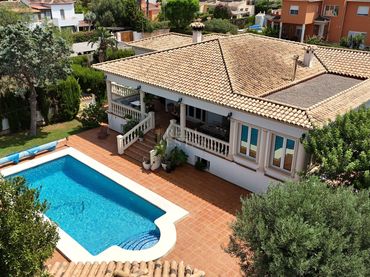 Casa amb balcó en venda a Calle Artemis