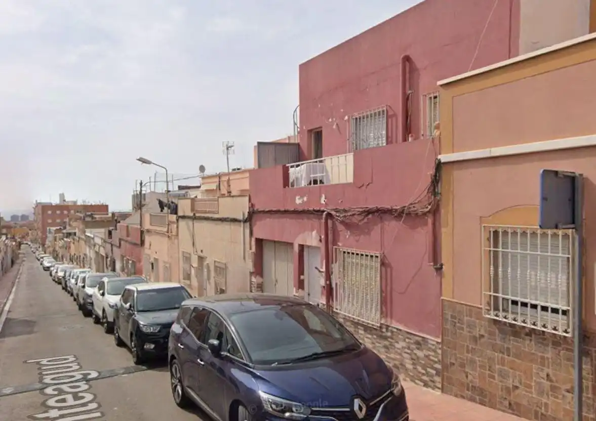 Außenansicht von Einfamilien-Reihenhaus zum Verkauf in Almería