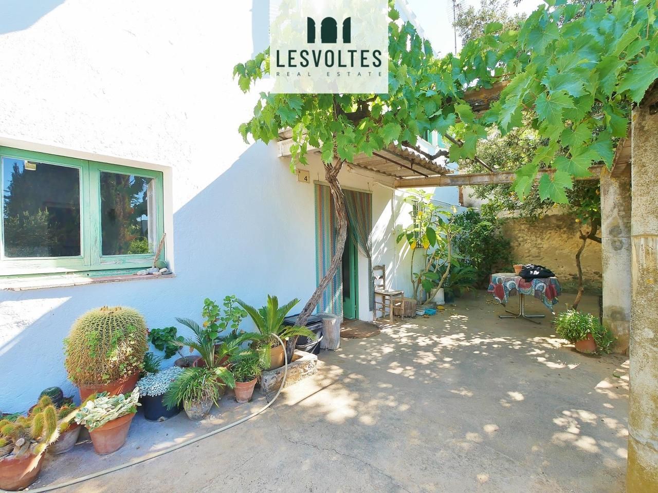 Vista exterior de Casa o xalet en venda en Mont-ras amb Jardí privat