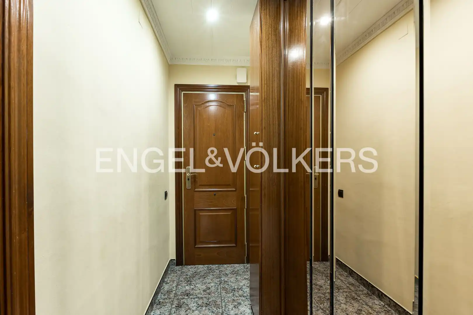 Piso en venta en Barcelona con Calefacción y Balcón