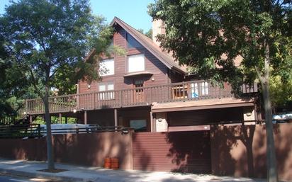 Vista exterior de Casa o xalet en venda en Sant Cugat del Vallès amb Aire condicionat, Terrassa i Balcó