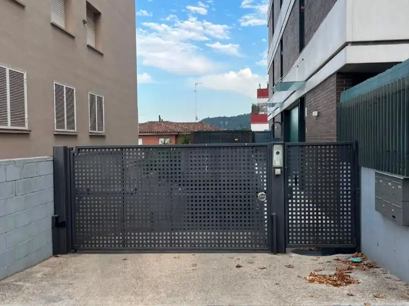 Aparcament de Traster en venda en Cerdanyola del Vallès amb Alarma