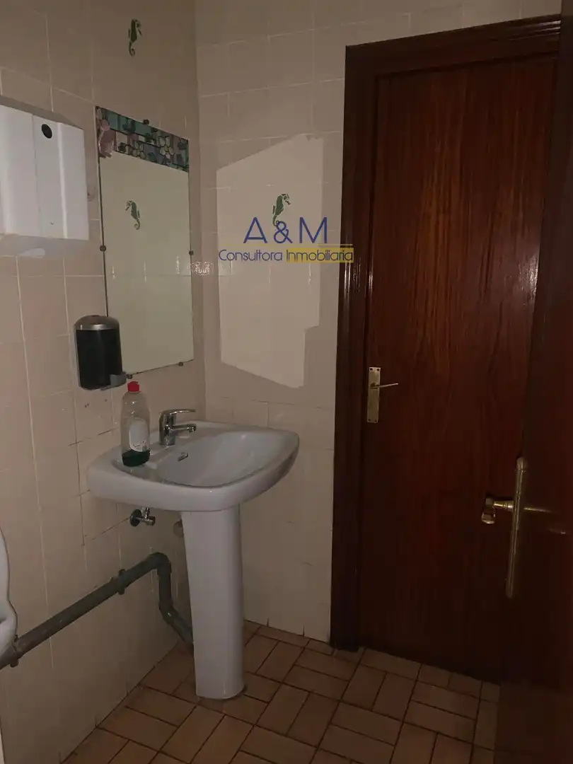 Baño de Local en venta en Valladolid con Aire acondicionado