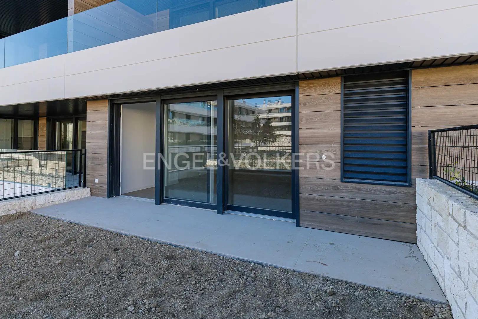 Außenansicht von Wohnung zur Miete in La Moraleja mit Klimaanlage, Heizung und Privatgarten