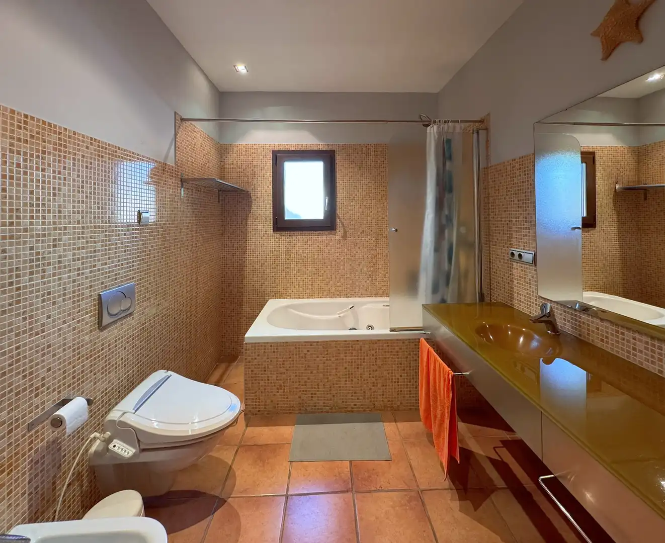 Baño de Casa o chalet en venta en Carmona con Aire acondicionado, Calefacción y Jardín privado