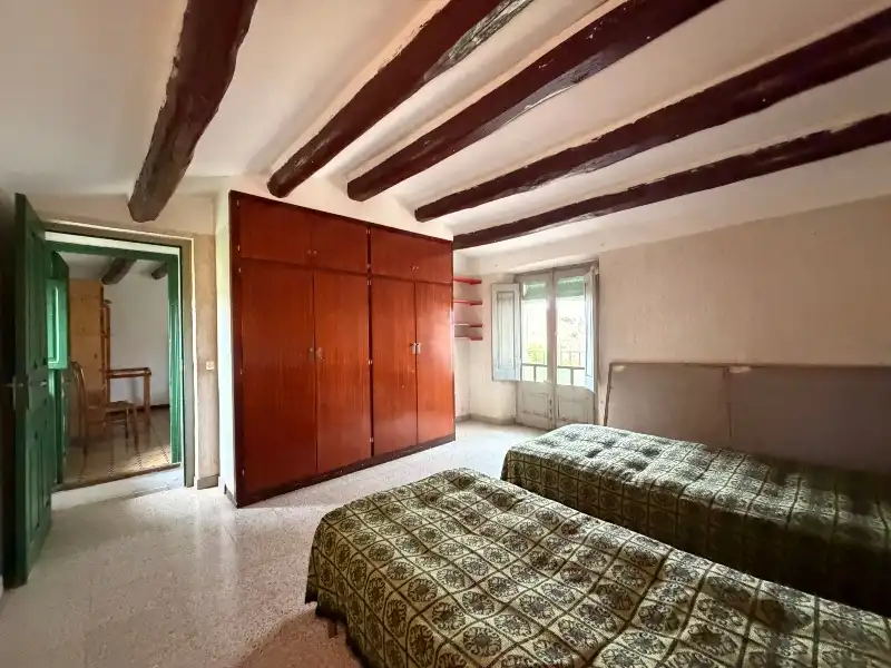 Dormitori de Casa o xalet en venda en Saus, Camallera i Llampaies amb Terrassa i Balcó