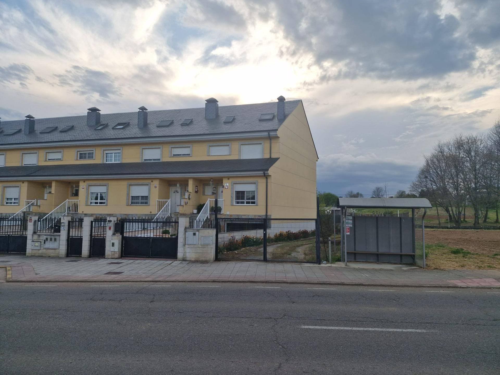 Vista exterior de Casa adosada en venda en Cabañas Raras amb Calefacció i Jardí privat