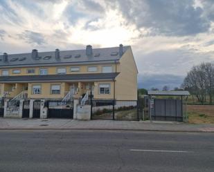 Exterior view of Single-family semi-detached for sale in Cabañas Raras  with Heating and Private garden