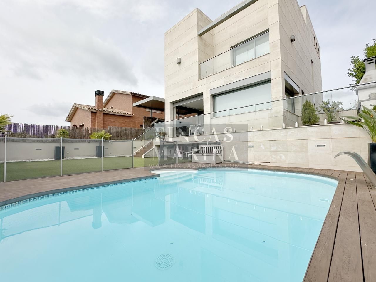 Piscina de Casa o xalet en venda en Viladecans amb Aire condicionat, Calefacció i Jardí privat