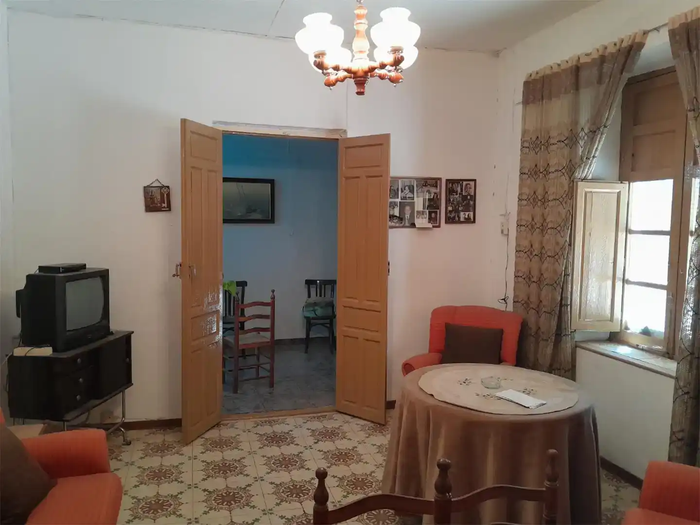 Sala d'estar de Casa adosada en venda en Arroyo del Ojanco amb Balcó