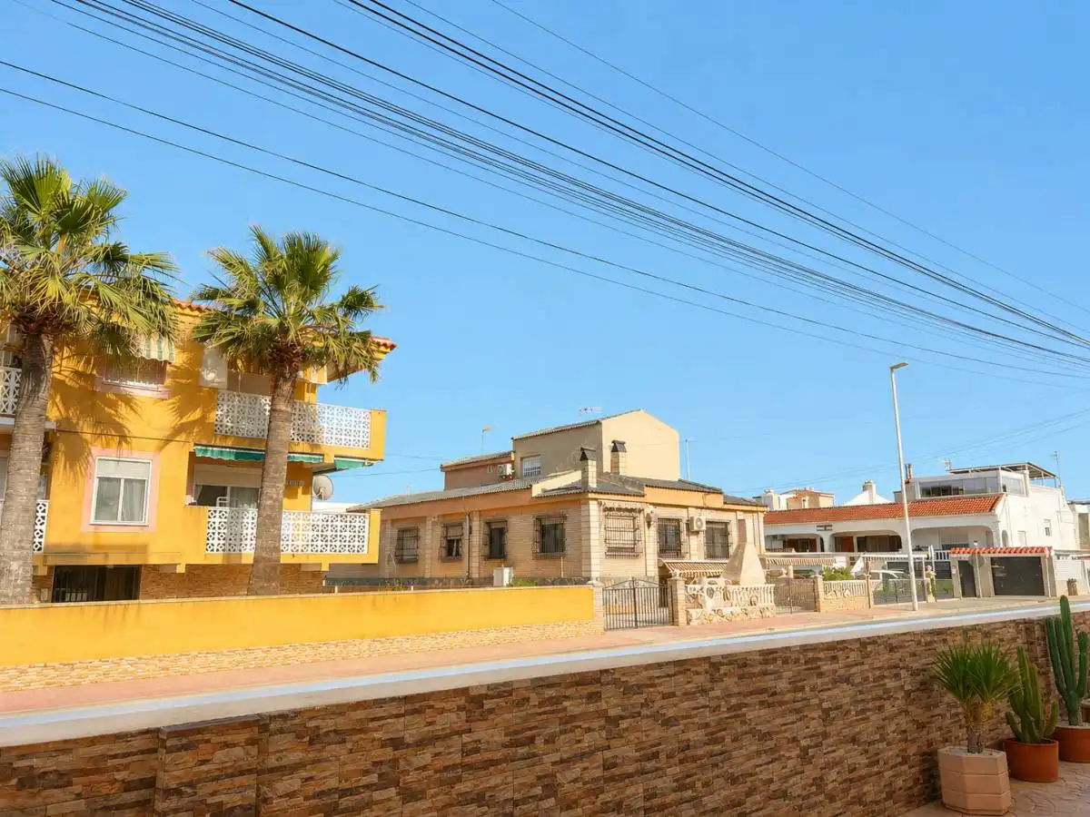 Außenansicht von Erdgeschoss zur Miete in Torrevieja mit Heizung, Schwimmbad und Möbliert