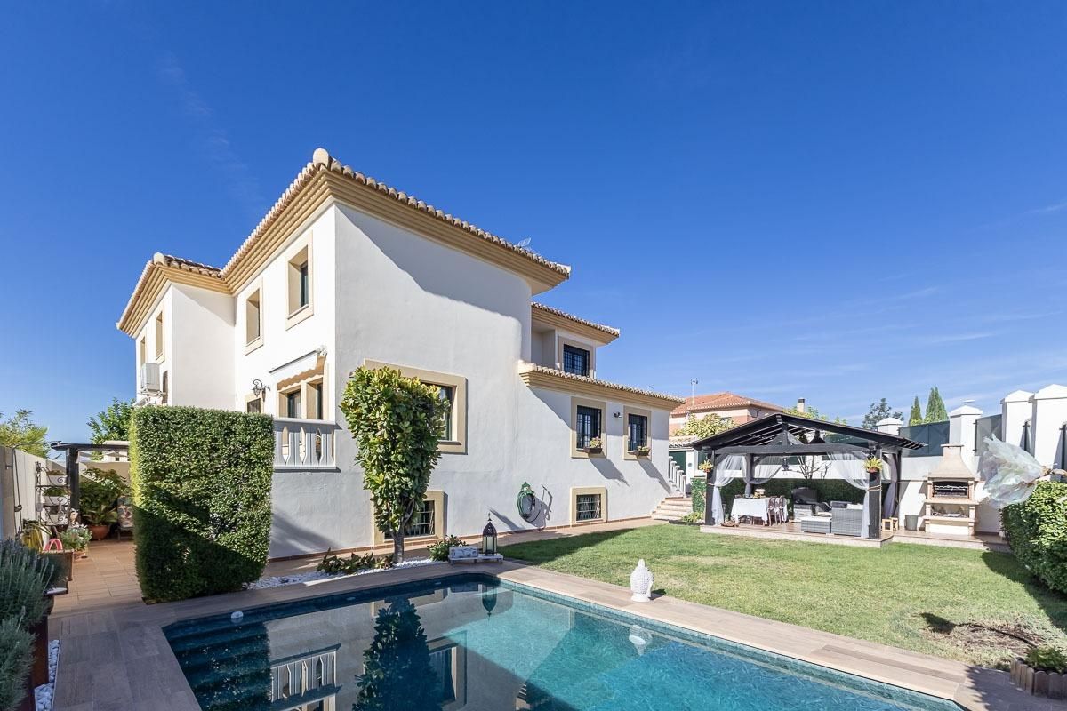 Vista exterior de Casa o xalet en venda en Albolote amb Aire condicionat, Calefacció i Jardí privat