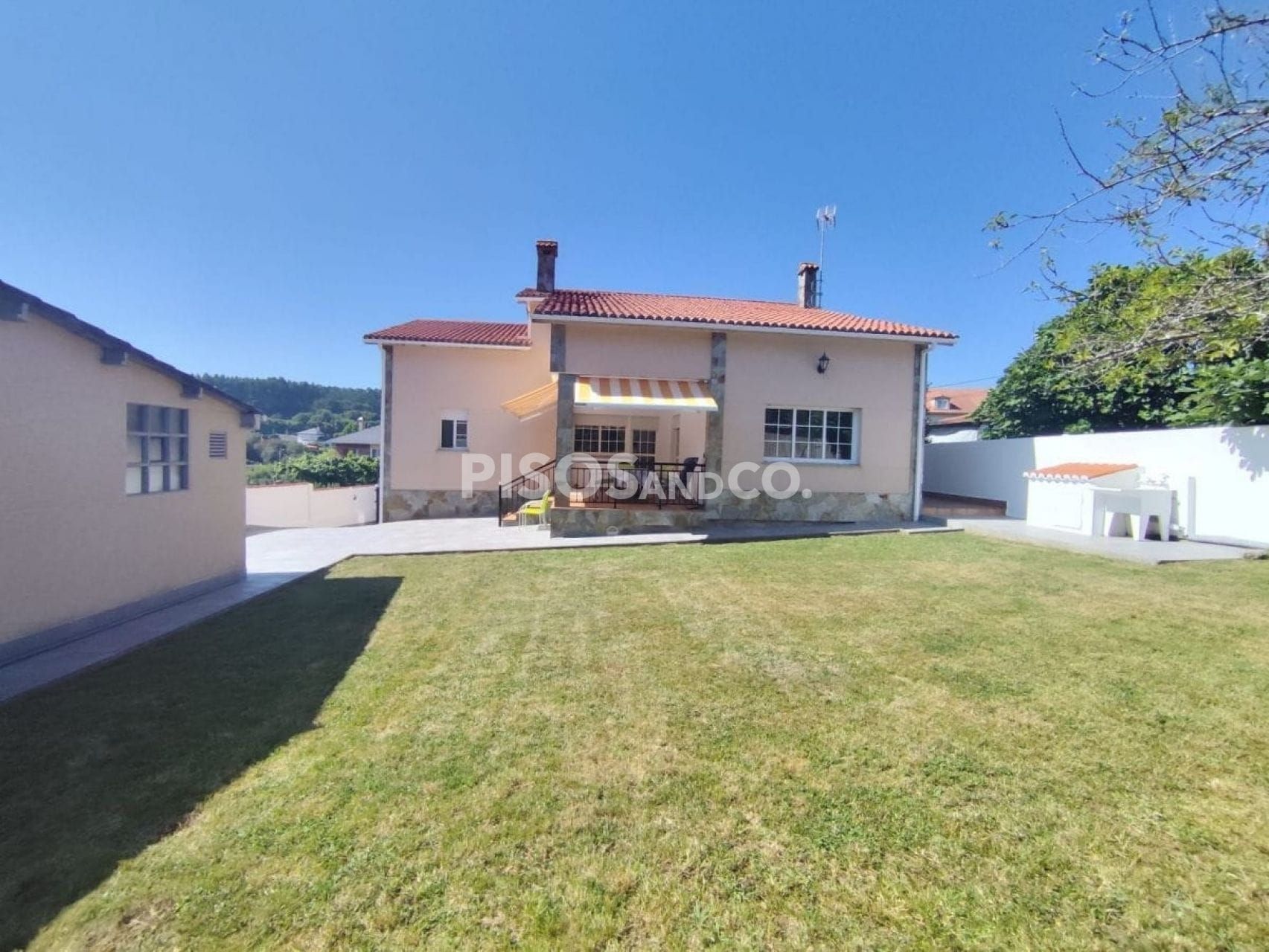 Vista exterior de Casa o xalet en venda en A Coruña Capital  amb Calefacció, Terrassa i Moblat