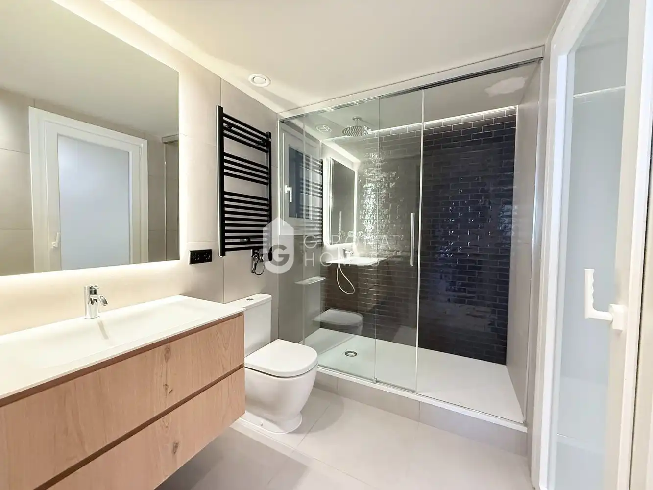 Badezimmer von Wohnungen zur Miete in Girona mit Klimaanlage, Terrasse und Möbliert