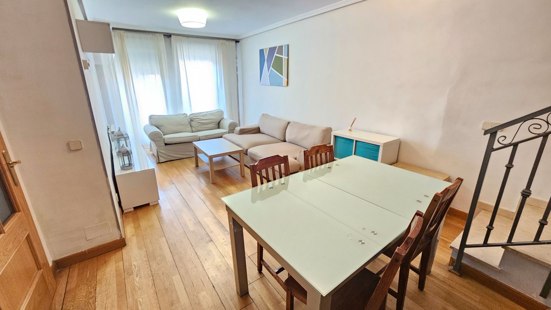 Sala d'estar de Dúplex en venda en Sevilla la Nueva amb Calefacció, Parquet i Traster