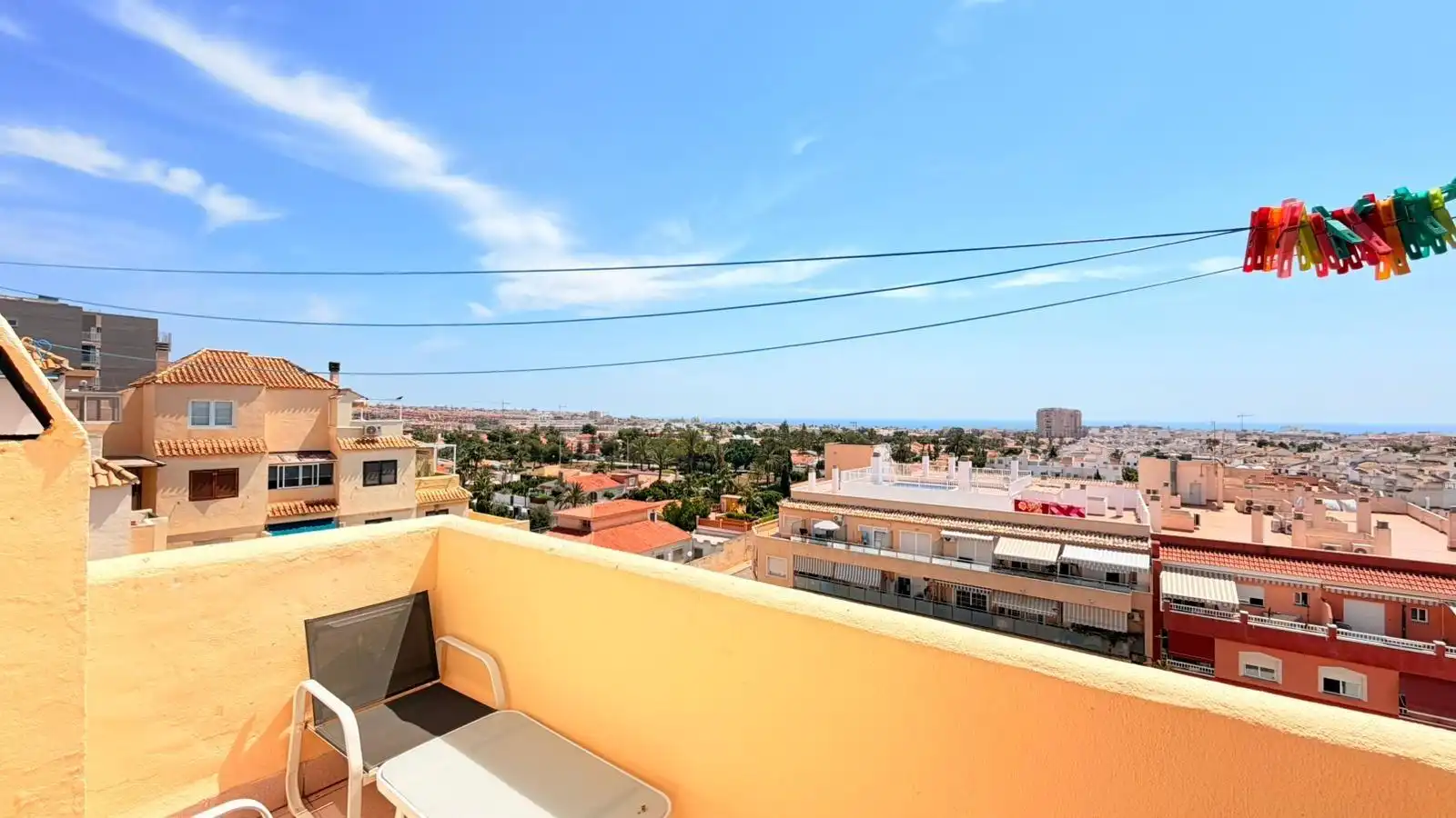 Vista exterior de Àtic en venda en Torrevieja amb Aire condicionat, Terrassa i Moblat