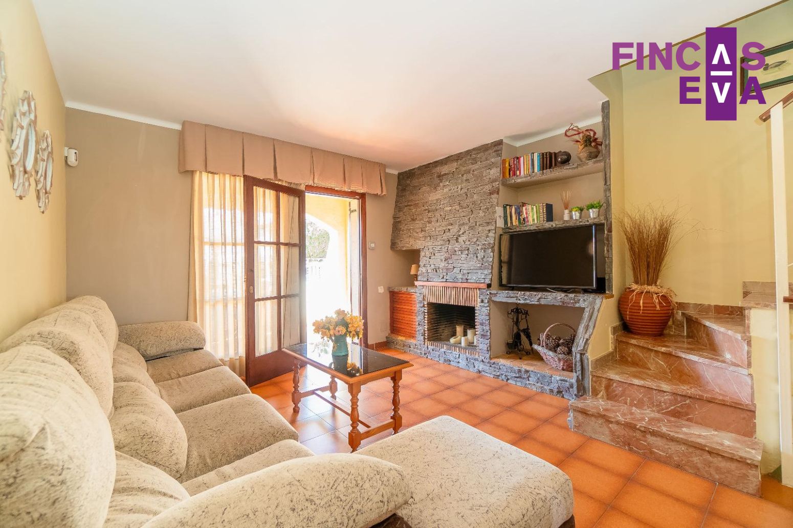 Sala d'estar de Casa adosada en venda en Torredembarra amb Terrassa